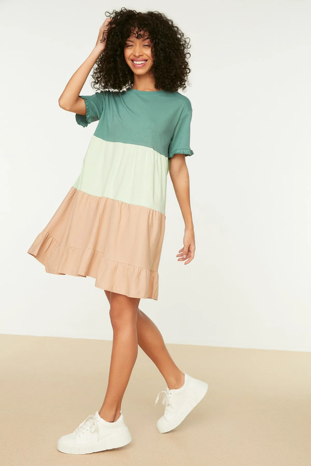 Trendyol Collection  Grünes, einfarbiges Mini-Strickkleid aus 100 % Baumwolle in Blockfarben TWOSS20EL1638