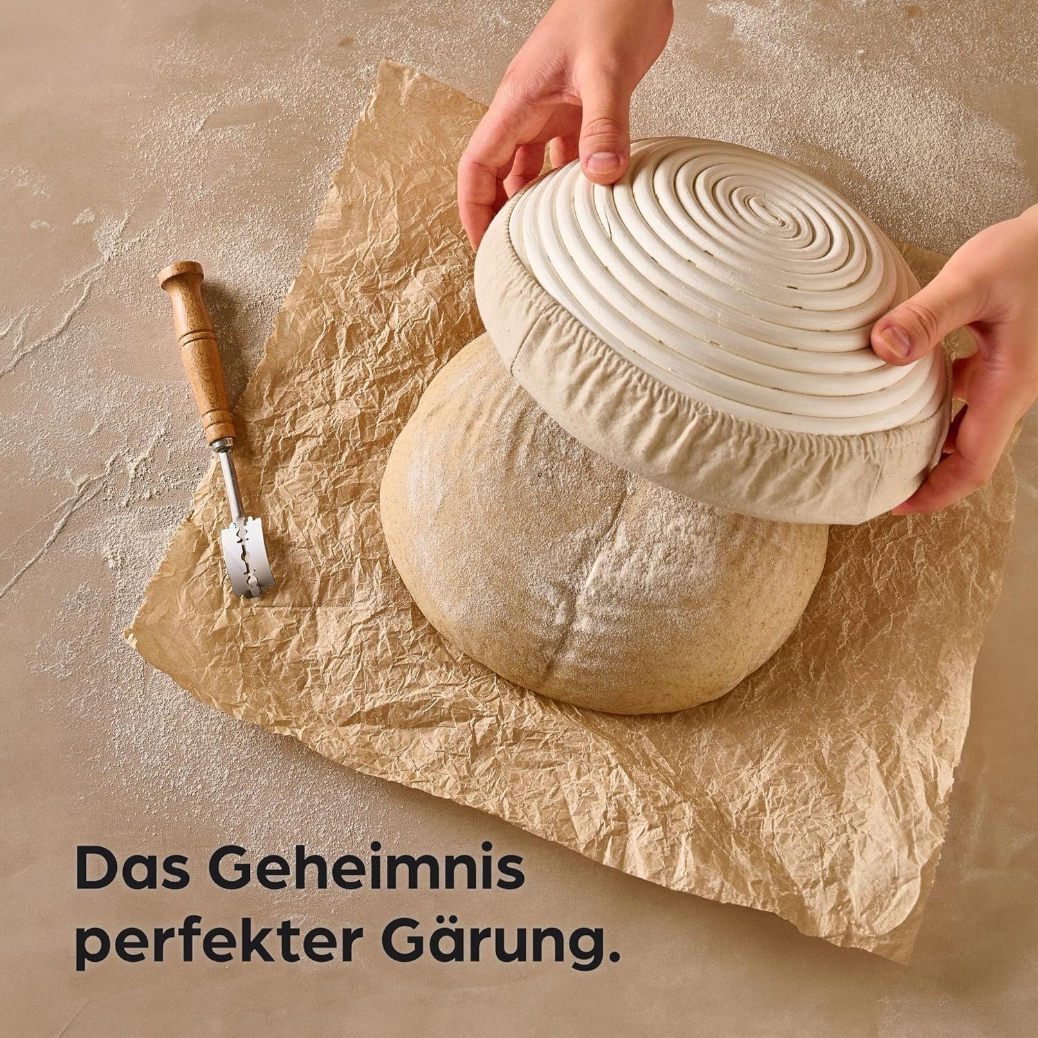 Praknu Gärkorb Für Brot Rund 25 cm 1kg - Gärkörbchen für Brotteig zum Brotbacken, Aus nachhaltigem Rattan - Geruchsneutral - Mit Backutensilien