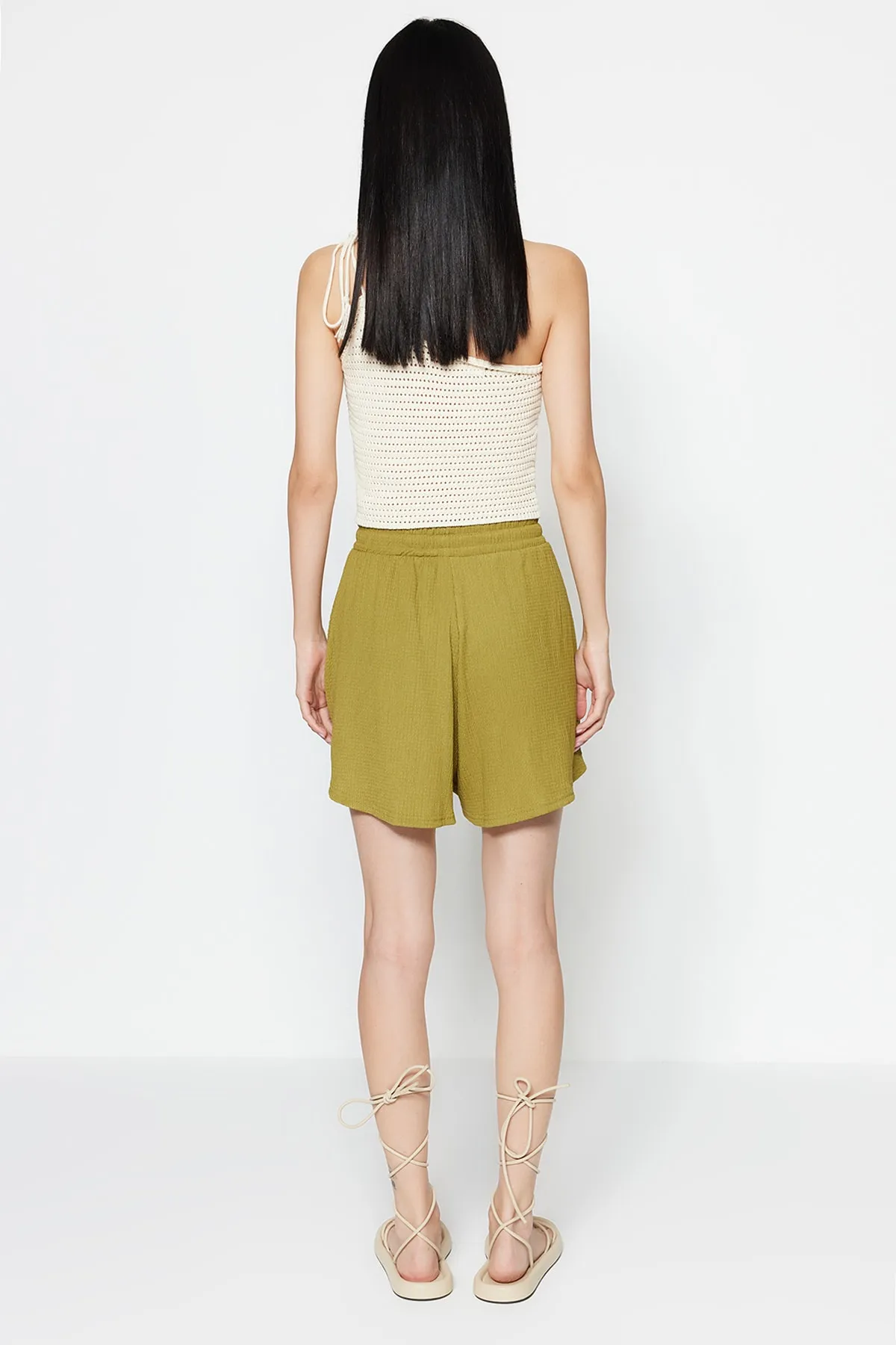 Trendyol Collection  Ölgrüne Shorts mit lockerer Passform und normaler Taille, Wickel-/Strukturstrick-Shorts TWOSS22SR0212