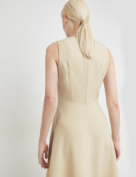 Ärmelloses Kleid mit ausgestelltem Rockteil