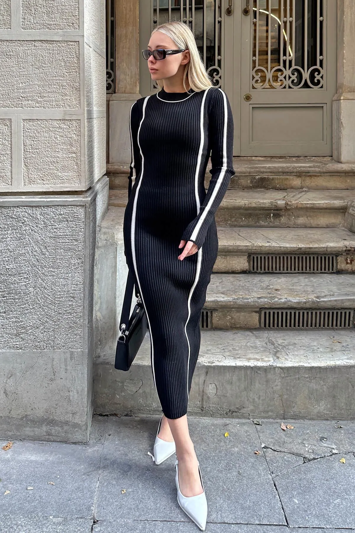 Swist  Schwarzes, gestreiftes Strick-Midikleid mit Rundhalsausschnitt von Monero für Damen