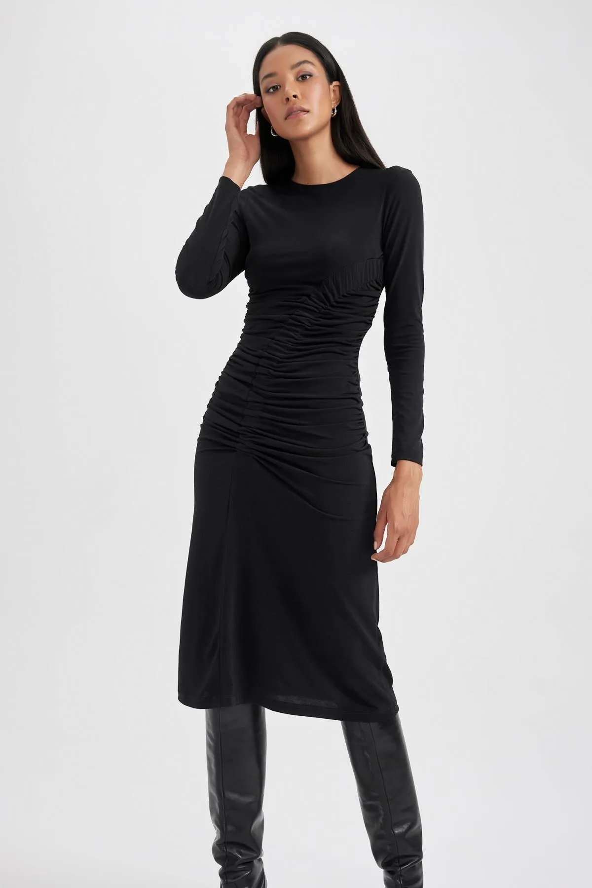 DeFacto  Figurbetontes Midi-Langarmkleid mit Rundhalsausschnitt B1819ax23au