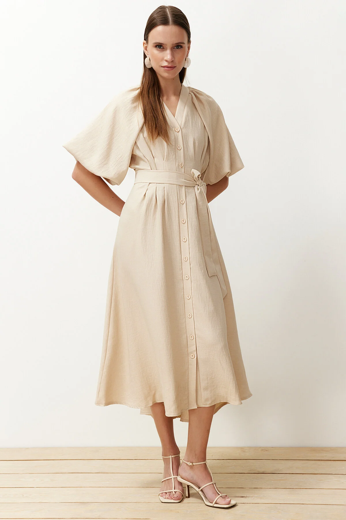 Trendyol Modest  Steinfarbenes, gewebtes Hemdkleid in Leinenoptik mit Gürtel und halblangen Ballonärmeln TCTSS24EB00014