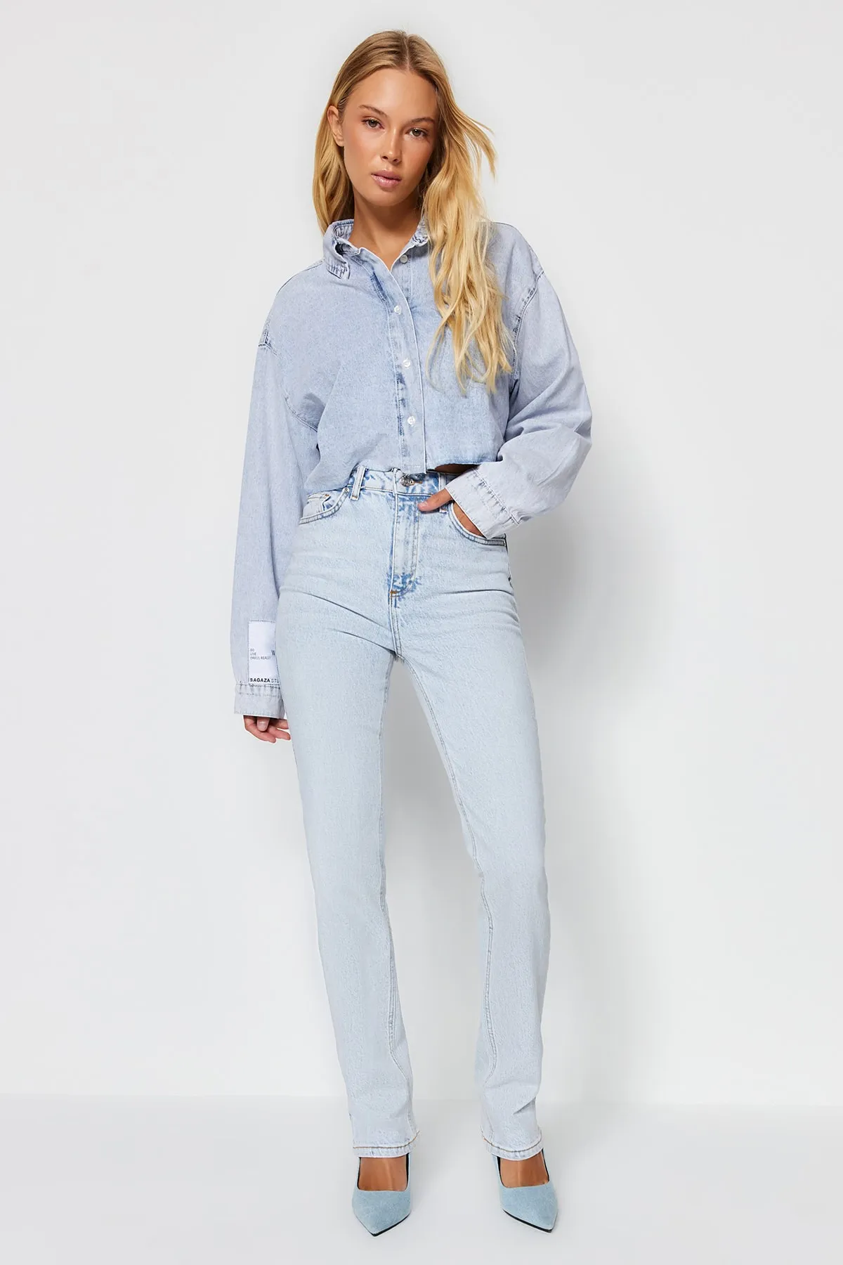 Trendyol Collection  Hellblaue Schlagjeans mit hoher Taille TWOAW23JE00657