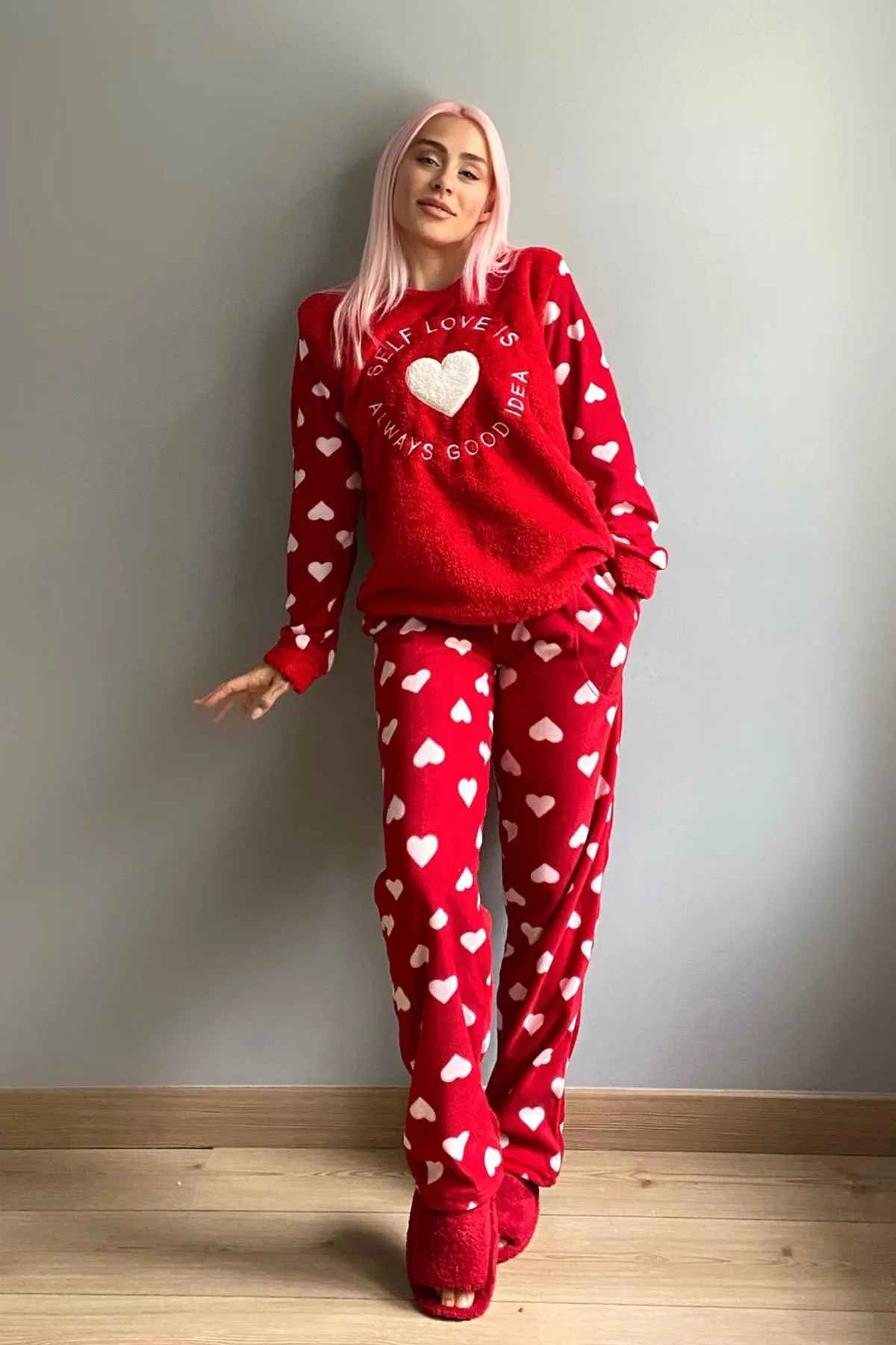 Pijamaevi  Rotes, gemustertes Plüsch-Pyjama-Set für Damen mit Selbstliebe-Motiv
