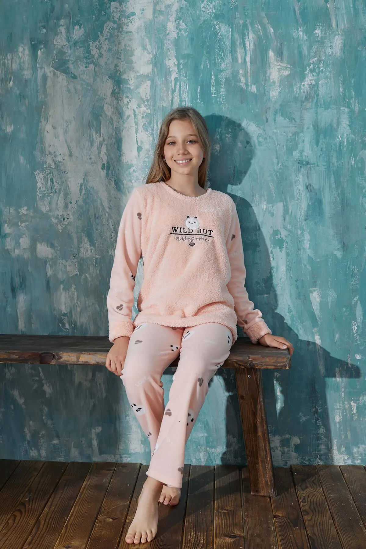 Pijamaevi  Plüsch-Pyjama-Set für Mädchen mit Lachs-Wild-Butt-Muster