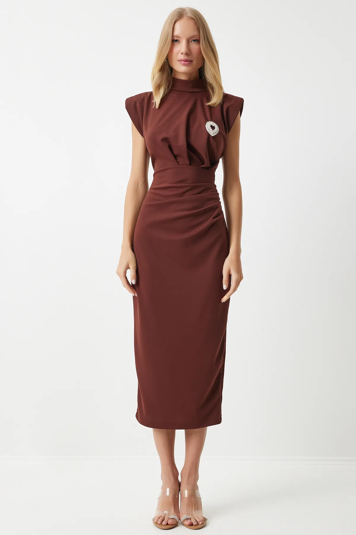 Happiness İstanbul  Braunes Strickkleid mit Brosche und Raffung - DE00029