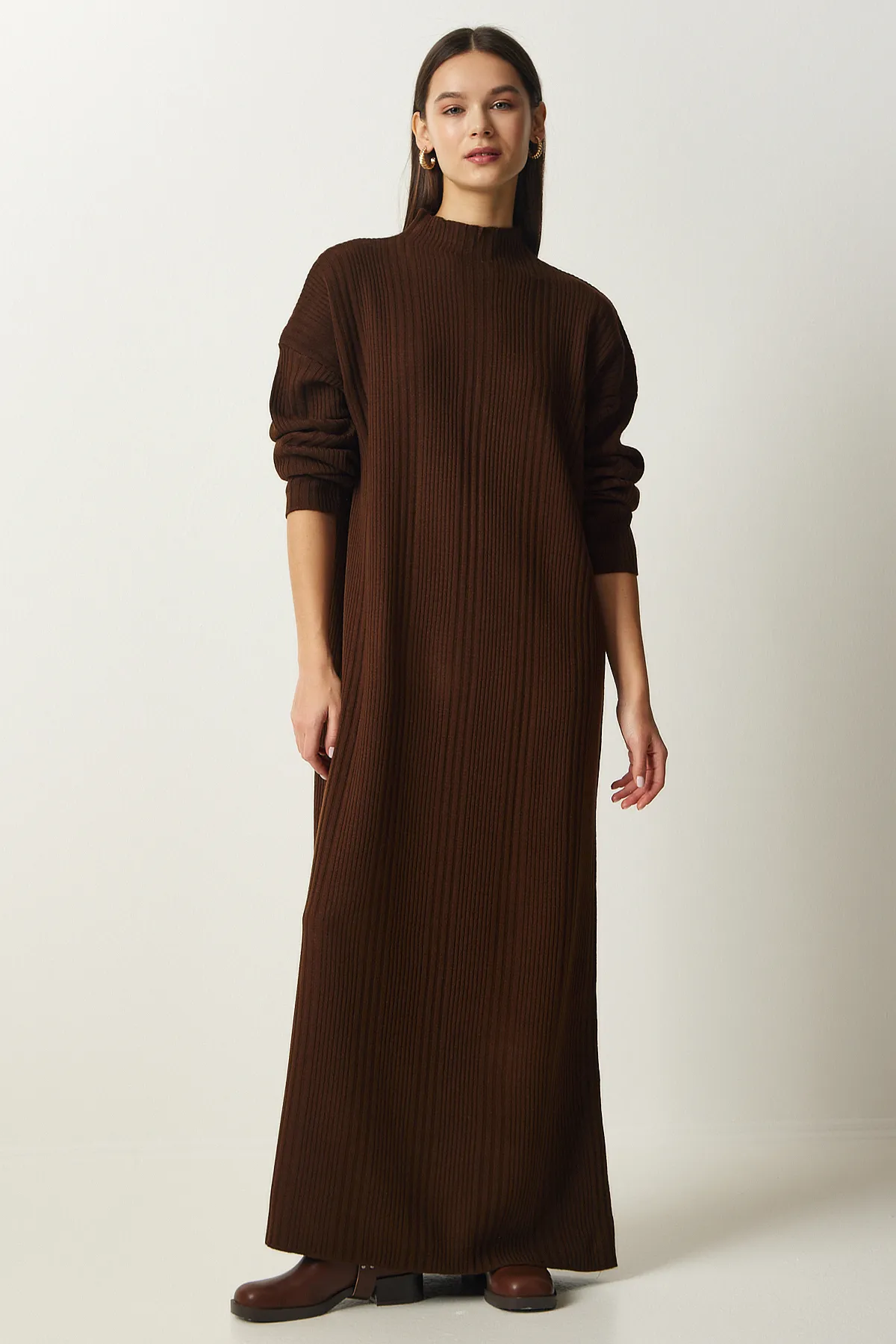 Happiness İstanbul  Braunes Oversize-Strickkleid mit hohem Kragen für Damen XN00001