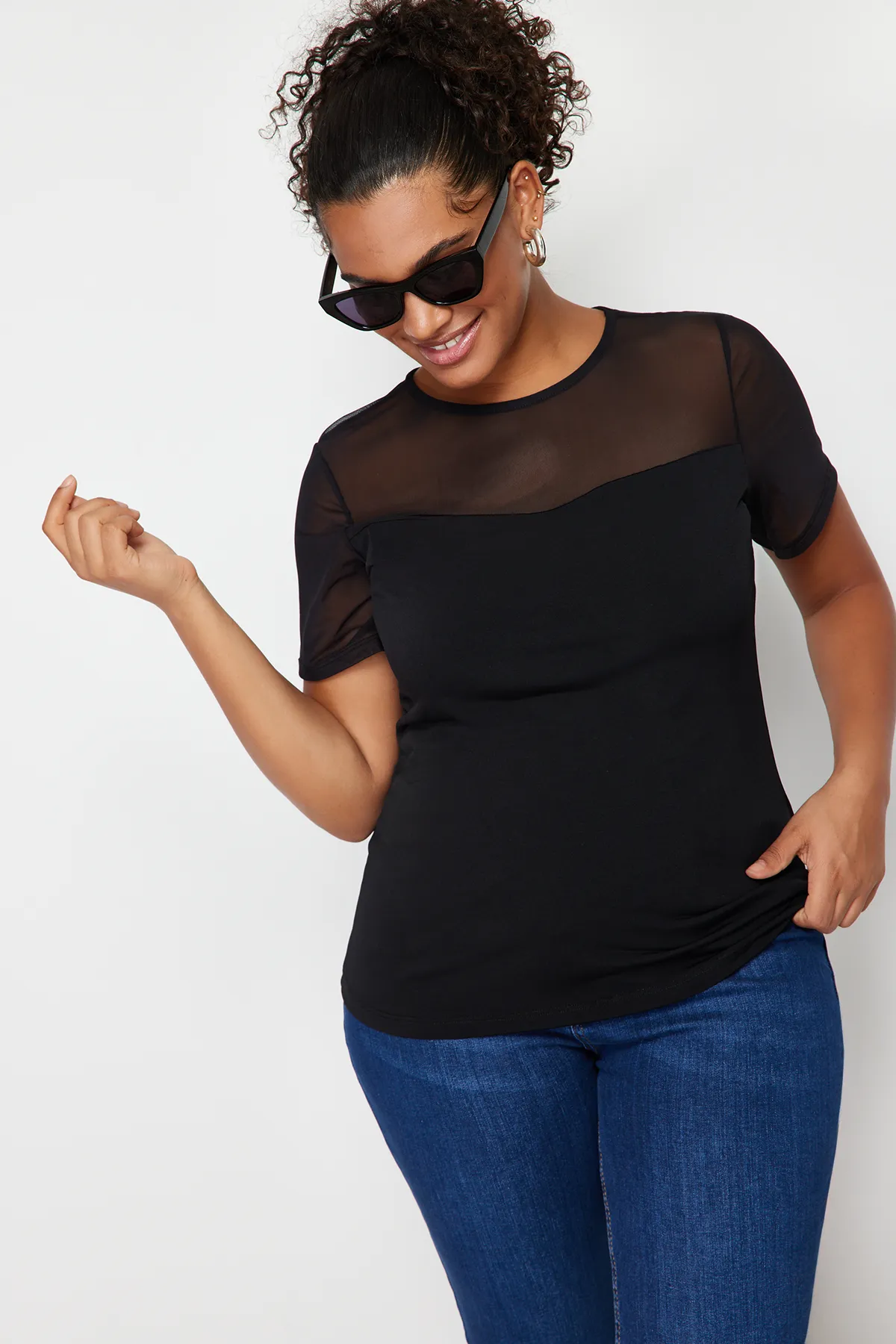 Trendyol Curve  Schwarze Strickbluse mit Herzkragen und Mesh-Details TBSSS24AF00046