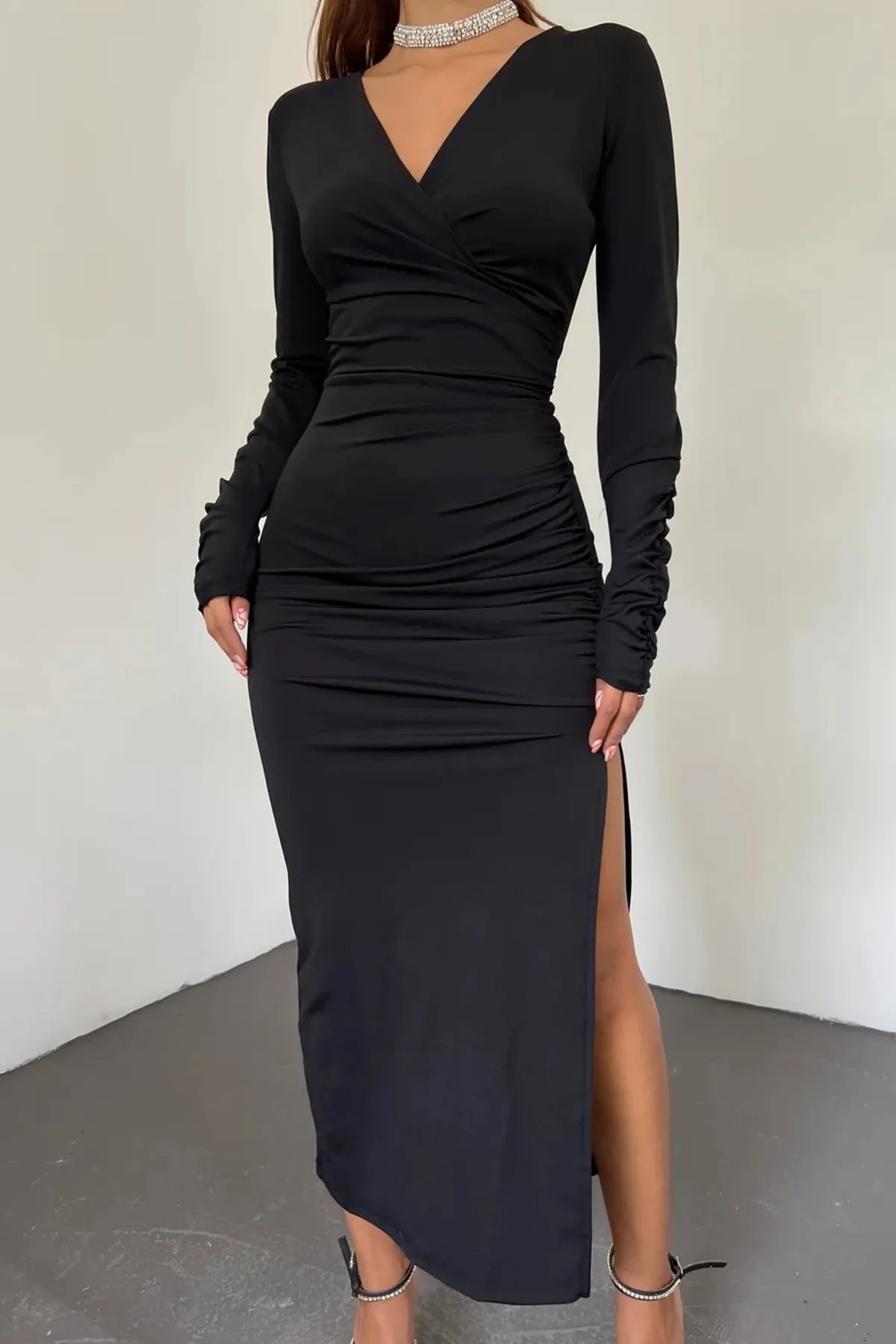 lovebox  Flexibles, tauchertaugliches Stoff-Midi-Abendkleid in Schwarz mit zweireihigem Halsausschnitt, Schlitzdetails, langen Ärmeln und 6031