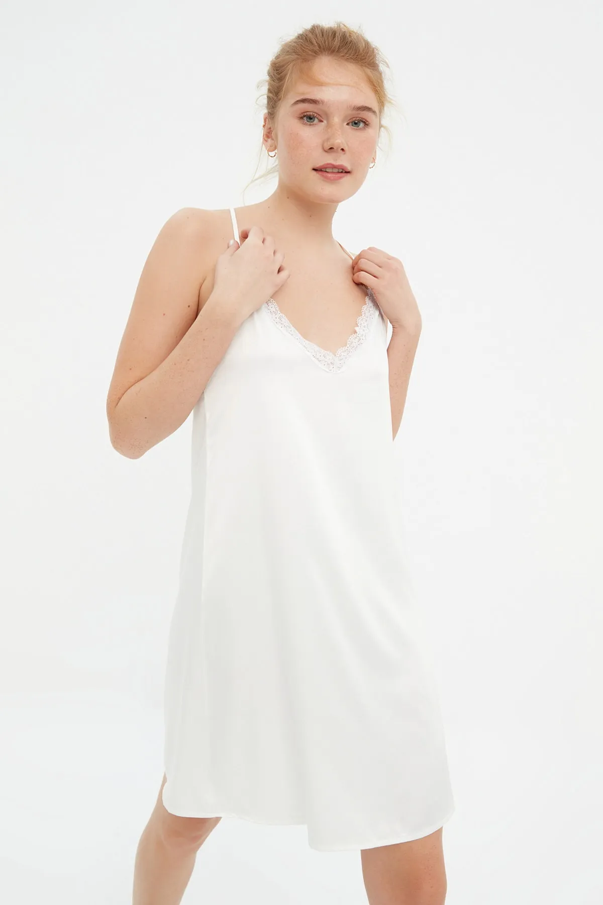 Trendyol Collection  Ecrufarbenes Nachthemd aus Spitzensatin THMSS21GC0003