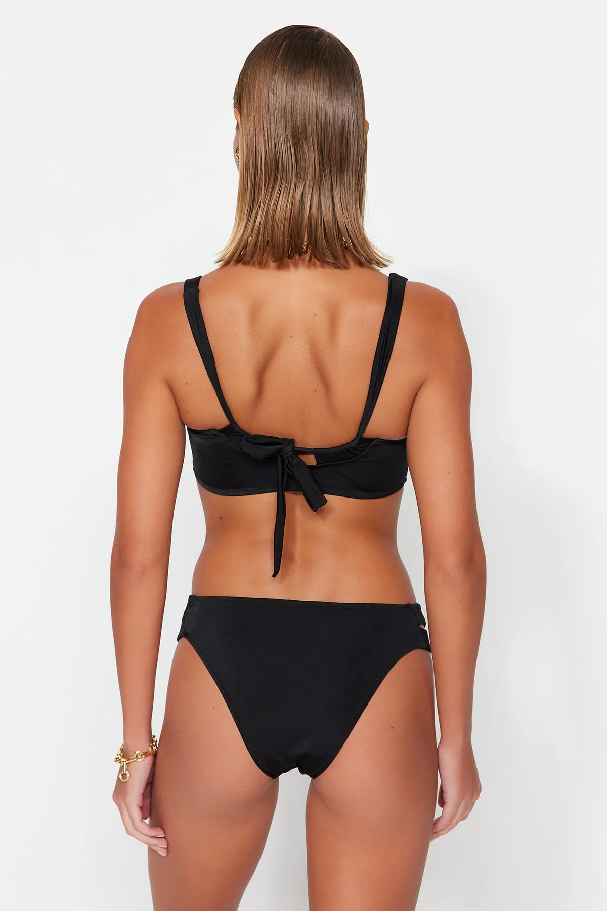 Trendyol Collection  Schwarzes Bustier-Bikini-Set mit Cut-Out/Fenster und normalem Bein TBESS23BT00065