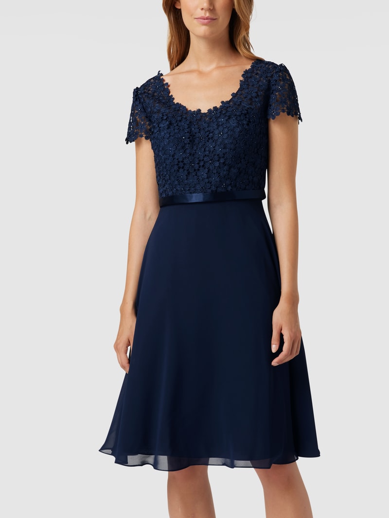 Cocktailkleid mit Ziersteinen und floralen Stickereien in dunkelblau