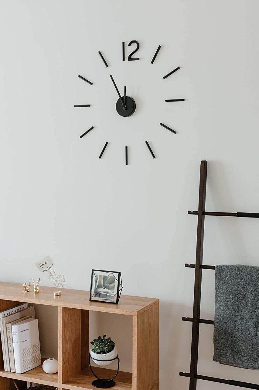 trends4cents Umbra BLINK DIY Quarz Wanduhr ohne Rahmen als Wanddekoration aus Metall mit Ziffern zum Aufkleben