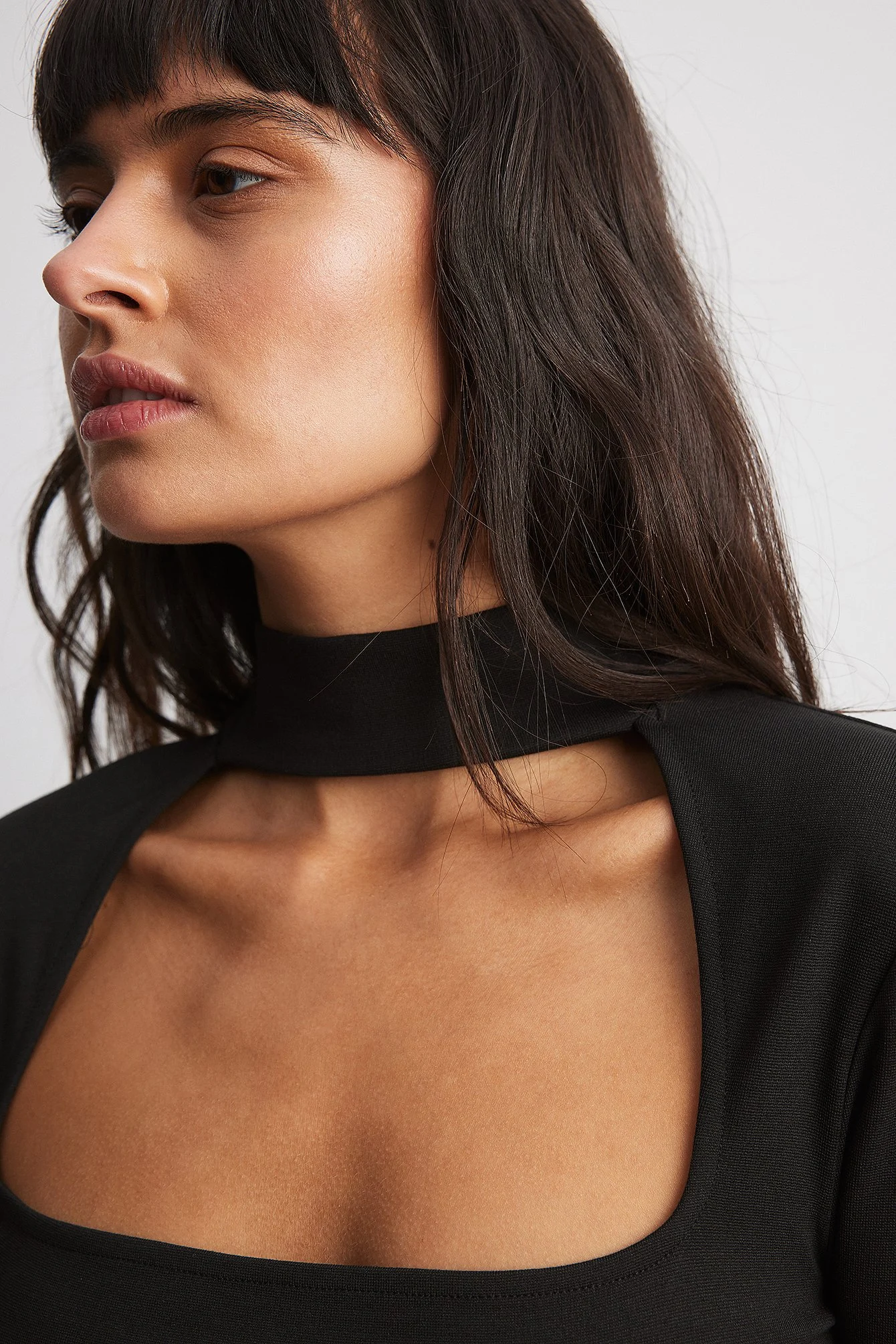 Top mit eckigem Kragen und Choker