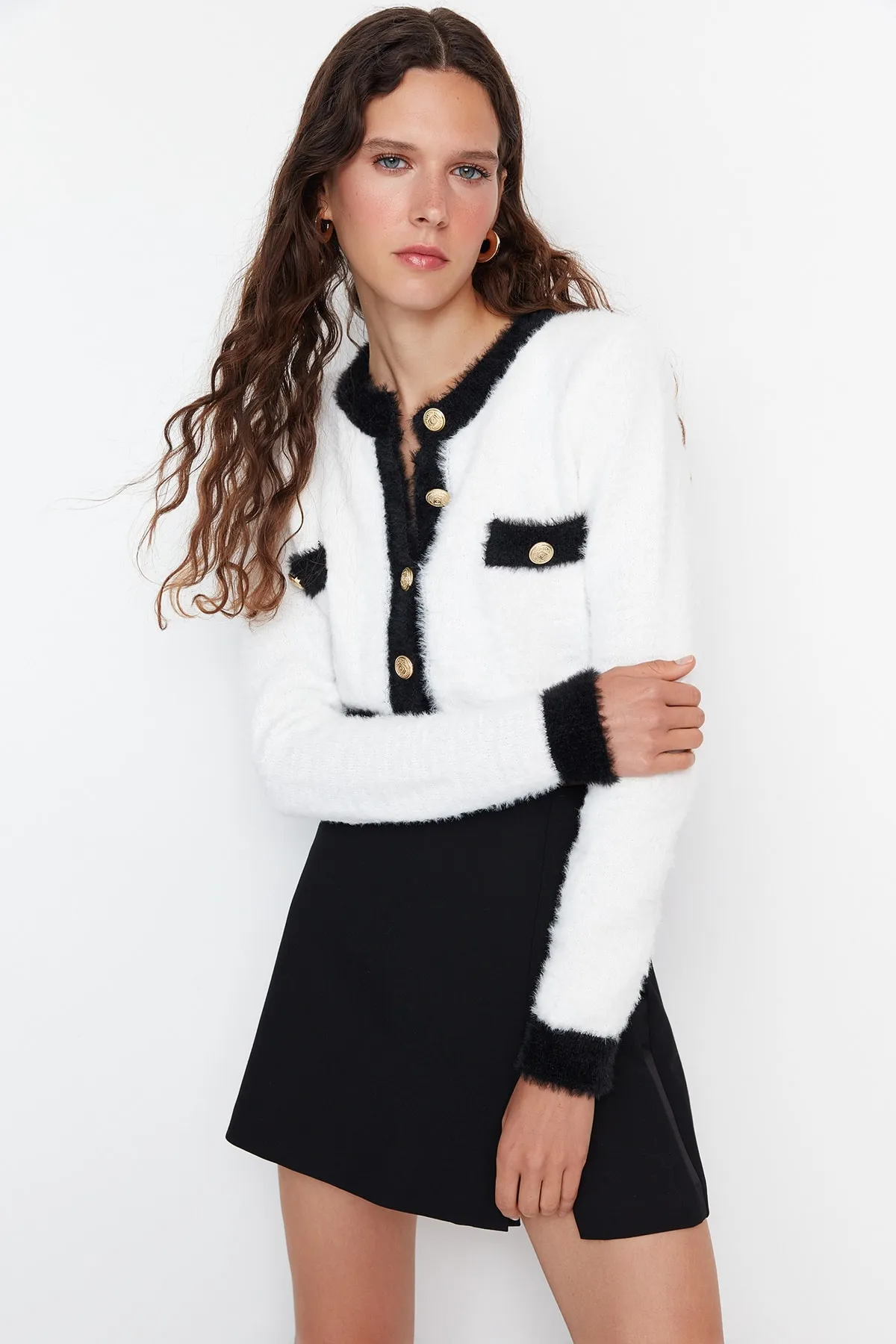 Trendyol Collection  Ecrufarbene, kurze Strickjacke aus Pelz TWOAW23HI00549
