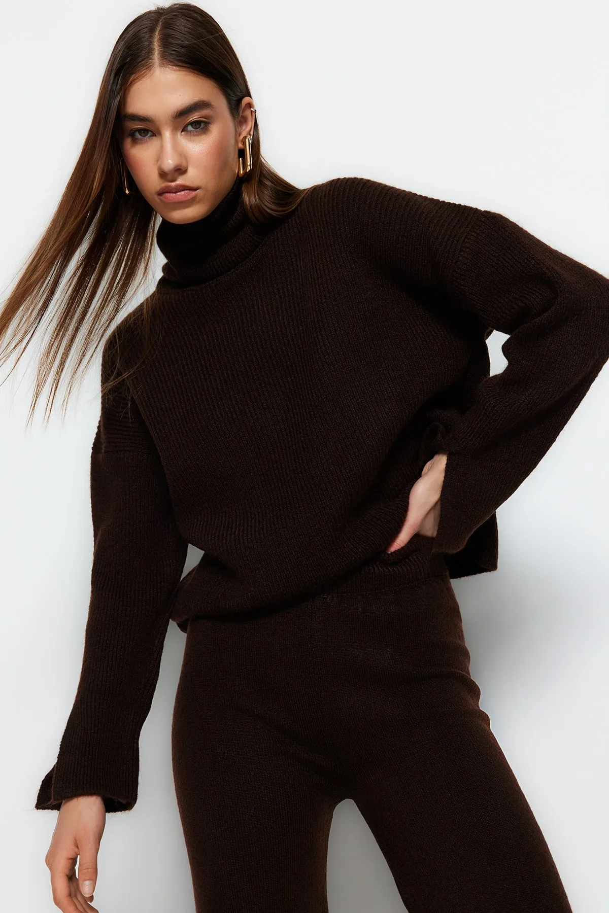 Trendyol Collection  Braunes, weich strukturiertes Basic-Strickober- und -Unterteil-Set mit Hose TWOAW22AU0312