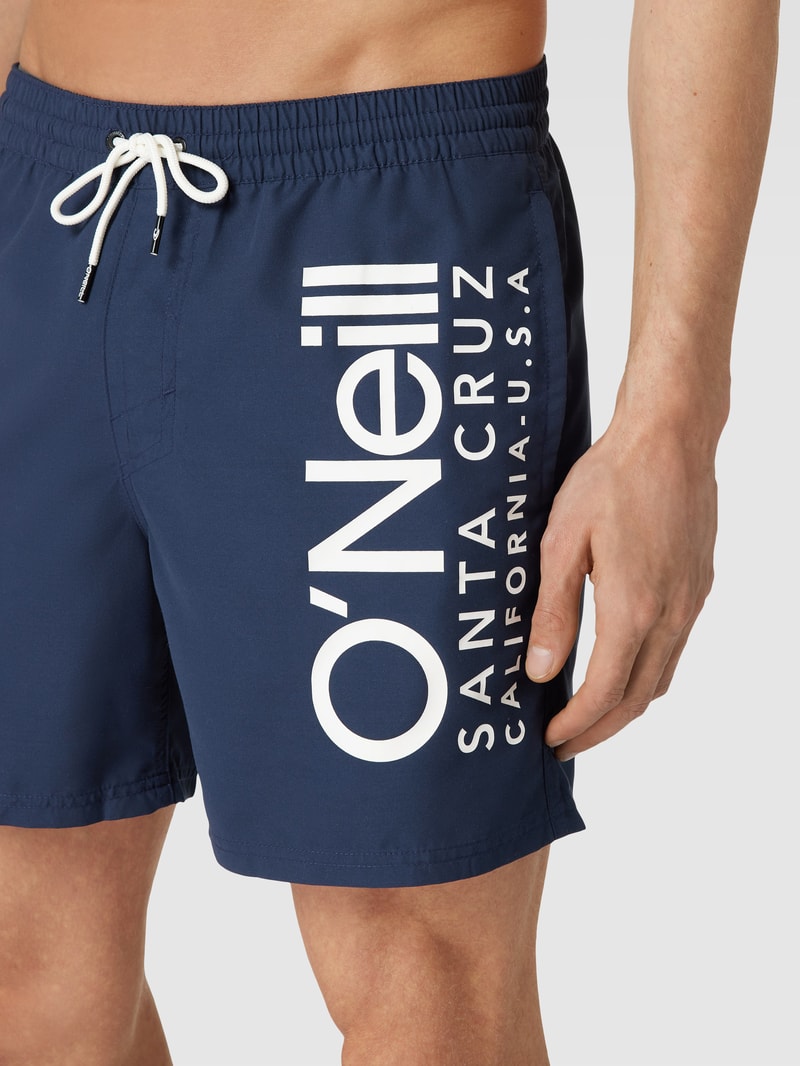 Badehose mit Label-Print Modell 'Original Cali' in marineblau