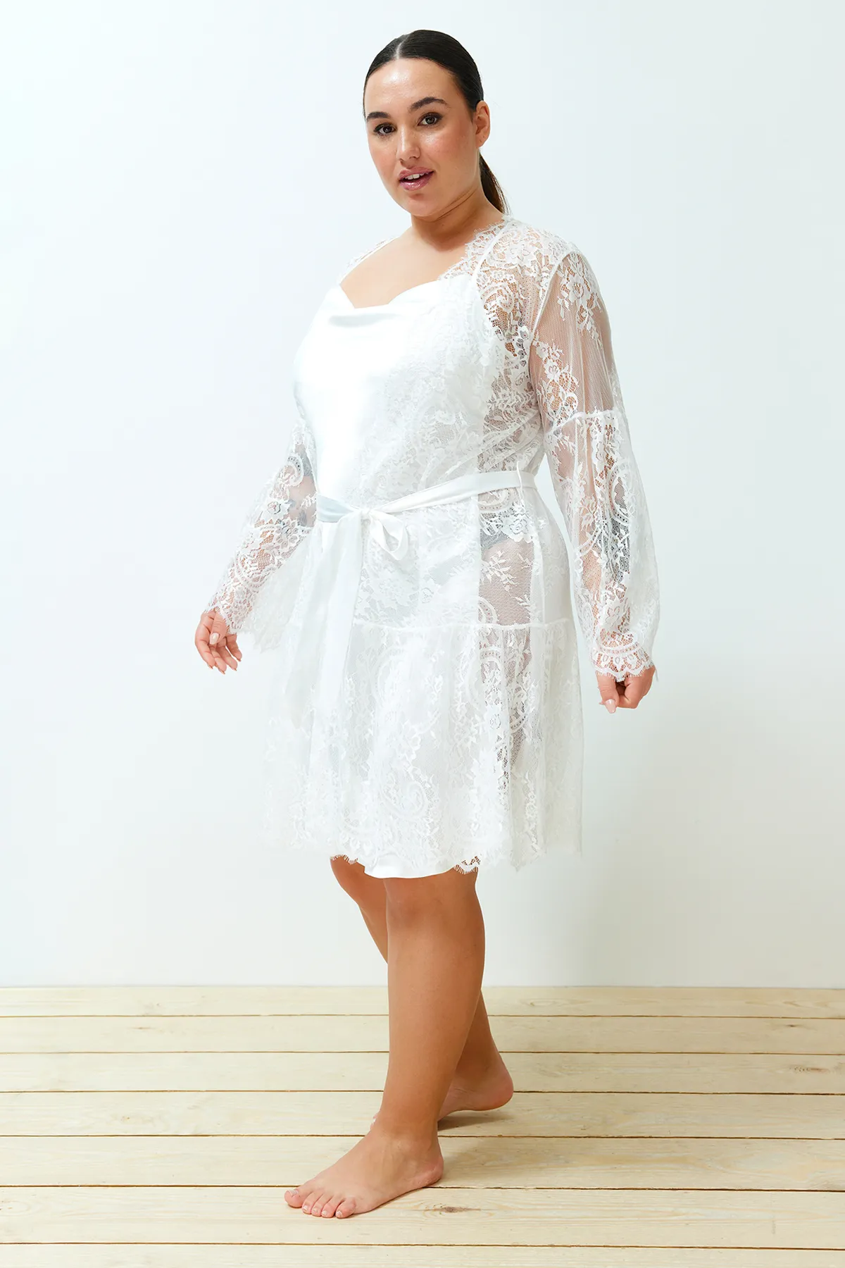 Trendyol Curve  Weißer, gestrickter Brautkleid aus Spitze mit Gürtel TBBSS24SB00002