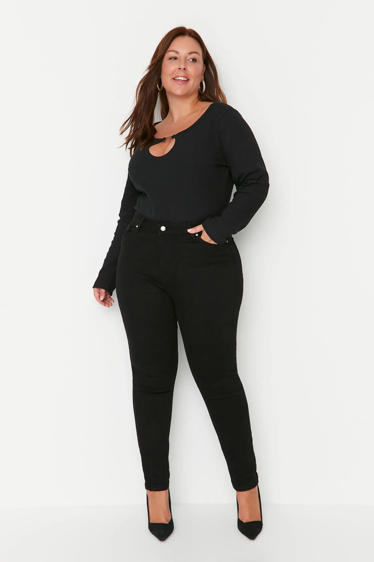 Trendyol Curve  Schwarze Röhrenjeans mit hoher Taille TBBAW23JE00000
