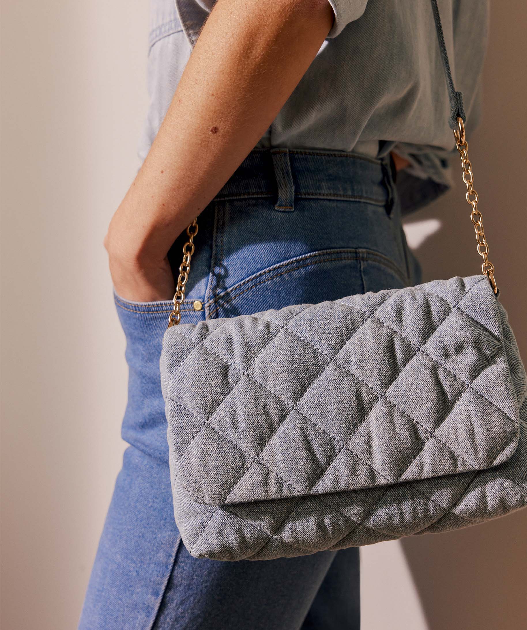 Sac femme en jean matelassé avec bandoulière en chane bleu | GEMO