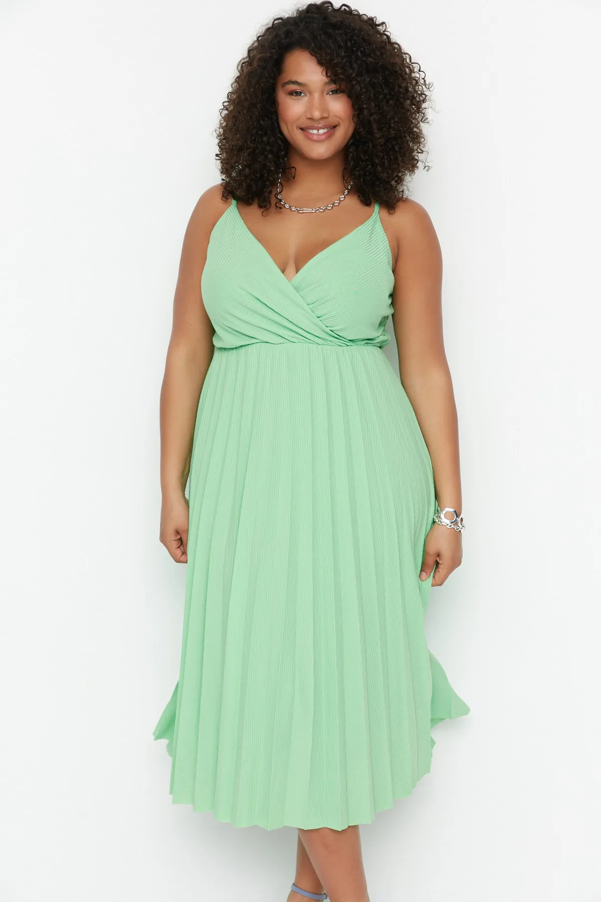 Trendyol Curve  Grünes zweireihiges Strickkleid mit Kragen und Trägern TBSSS22EL1565