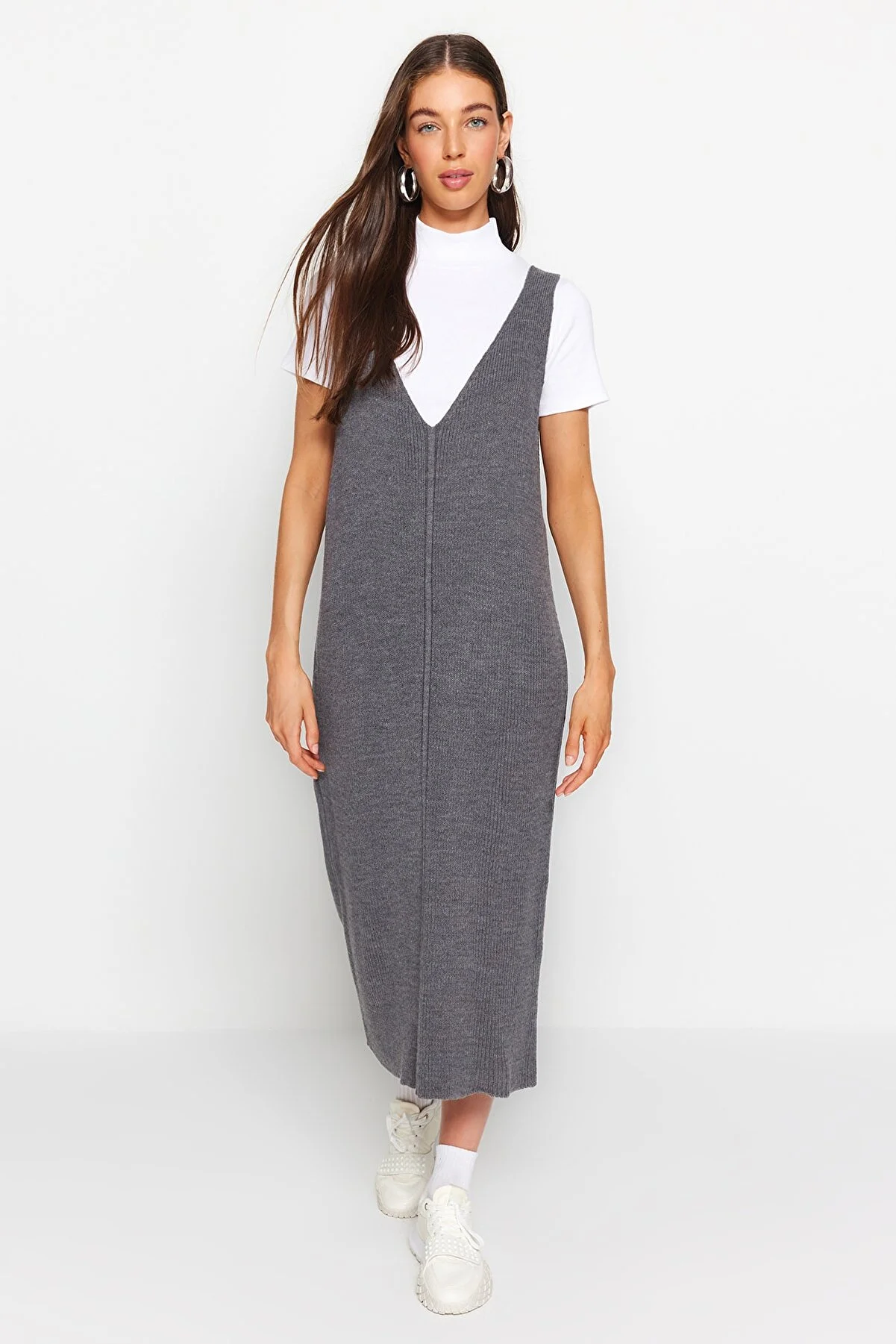 Trendyol Collection  Anthrazitfarbenes Maxi-Strickkleid mit V-Ausschnitt TWOAW24EL00011