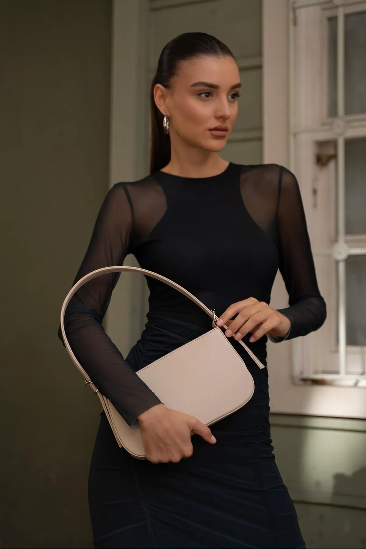 Madamra  Cremefarbene Baguette-Tasche für Damen mit Gürtelriemen
