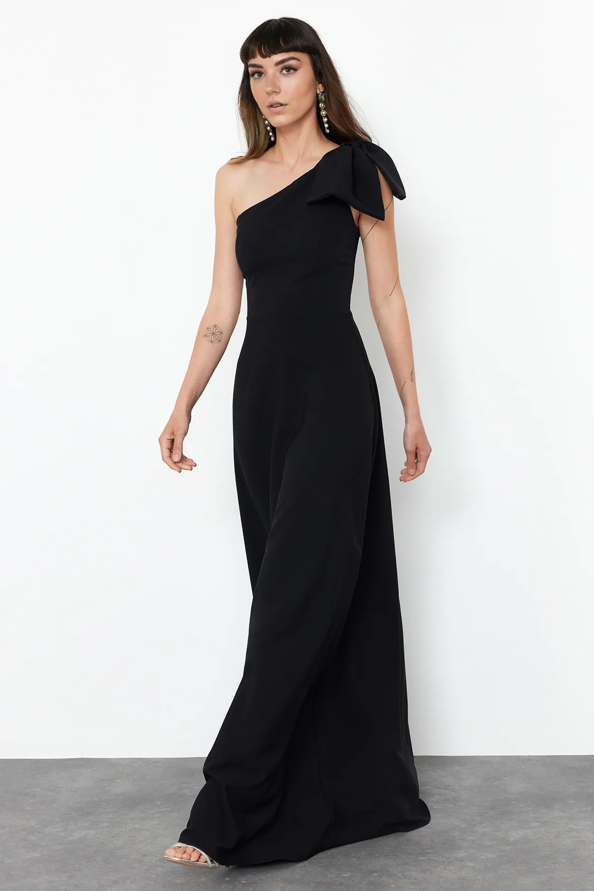 Trendyol Collection  Schwarzes, gewebtes Abend- und Homecoming-Kleid mit Schleife und einem Ärmel TPRSS24AE00163