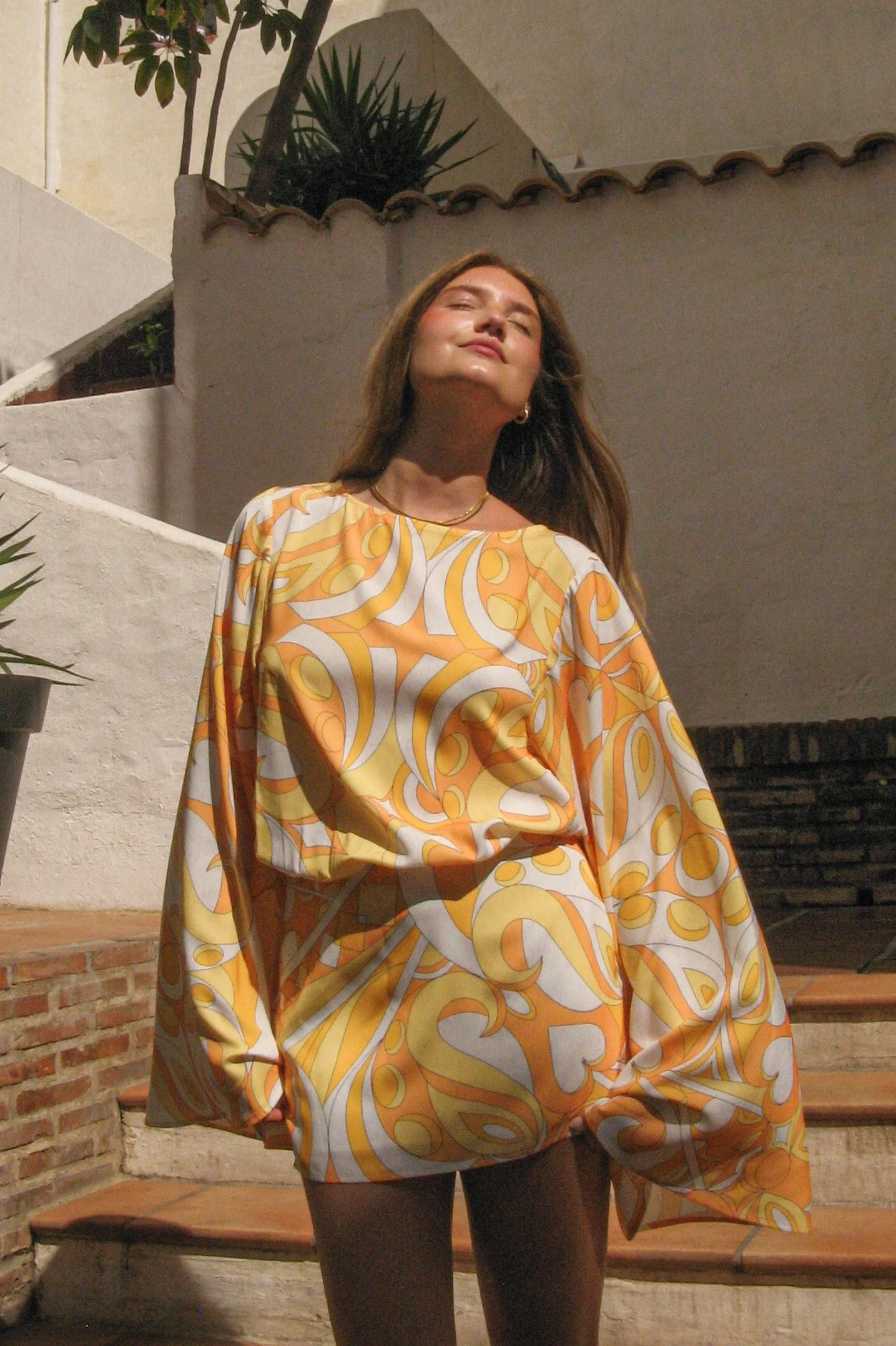 Kleid mit weiten Ärmeln und offenem Rücken