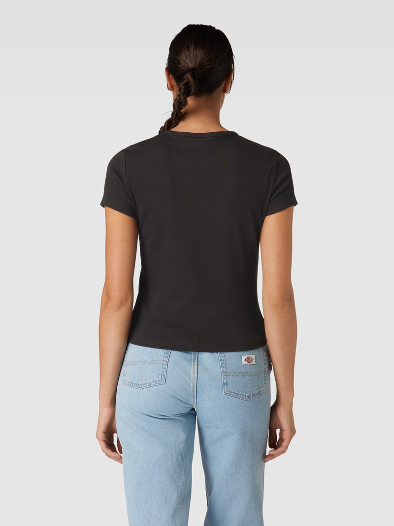 T-Shirt mit Label-Patch in schwarz
