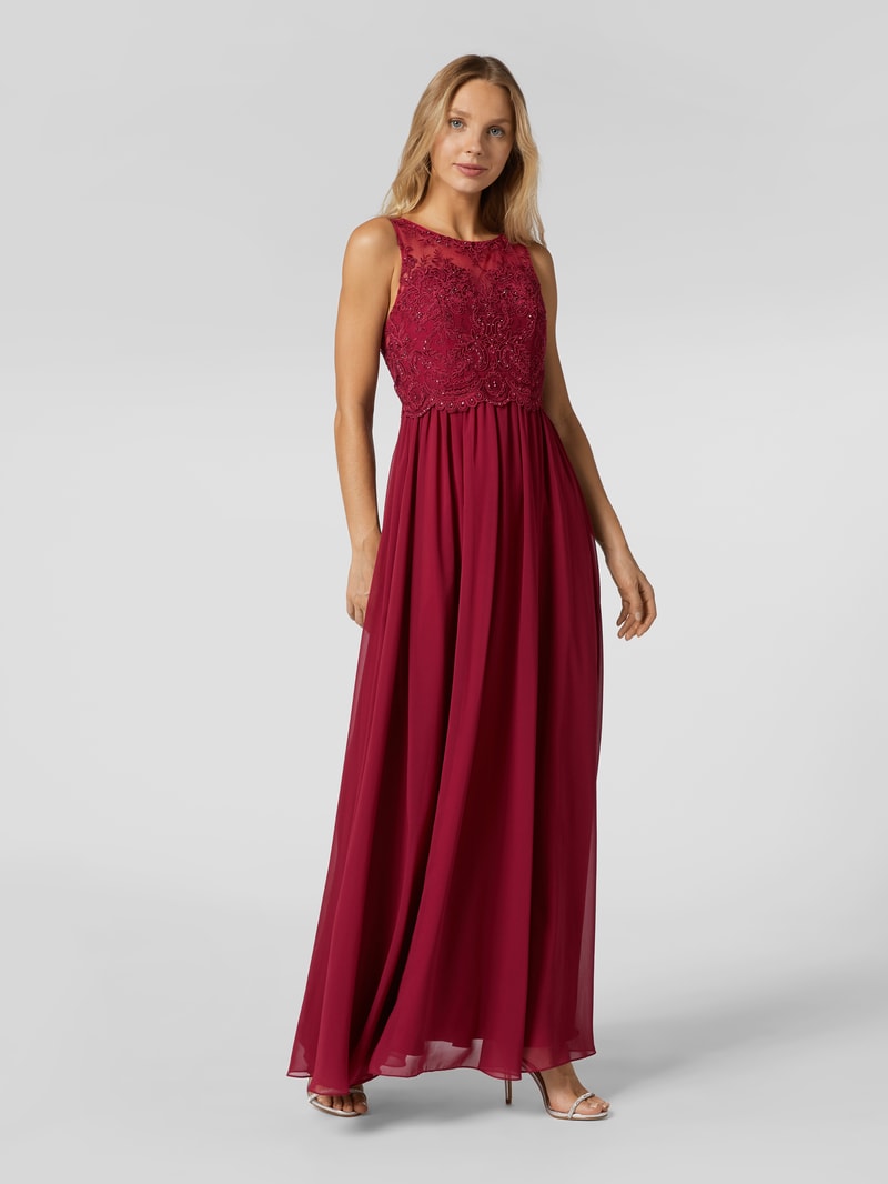 Abendkleid mit Ziersteinen und floralen Stickereien in kirschrot