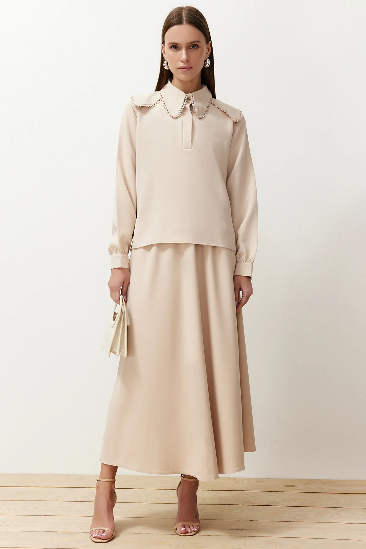 Trendyol Modest  Beiges Baby-Set aus Oberteil und Unterteil aus gewebtem Stoff mit Kragen, Rock und Tunika TCTSS24US00064
