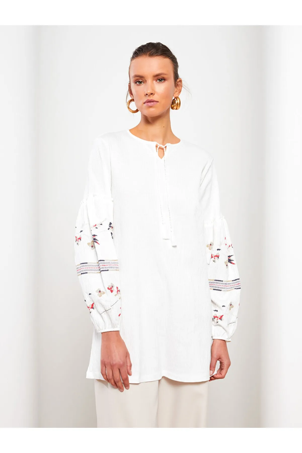 LC Waikiki  Langärmlige Tunika mit Bindekragen und Stickerei für Damen