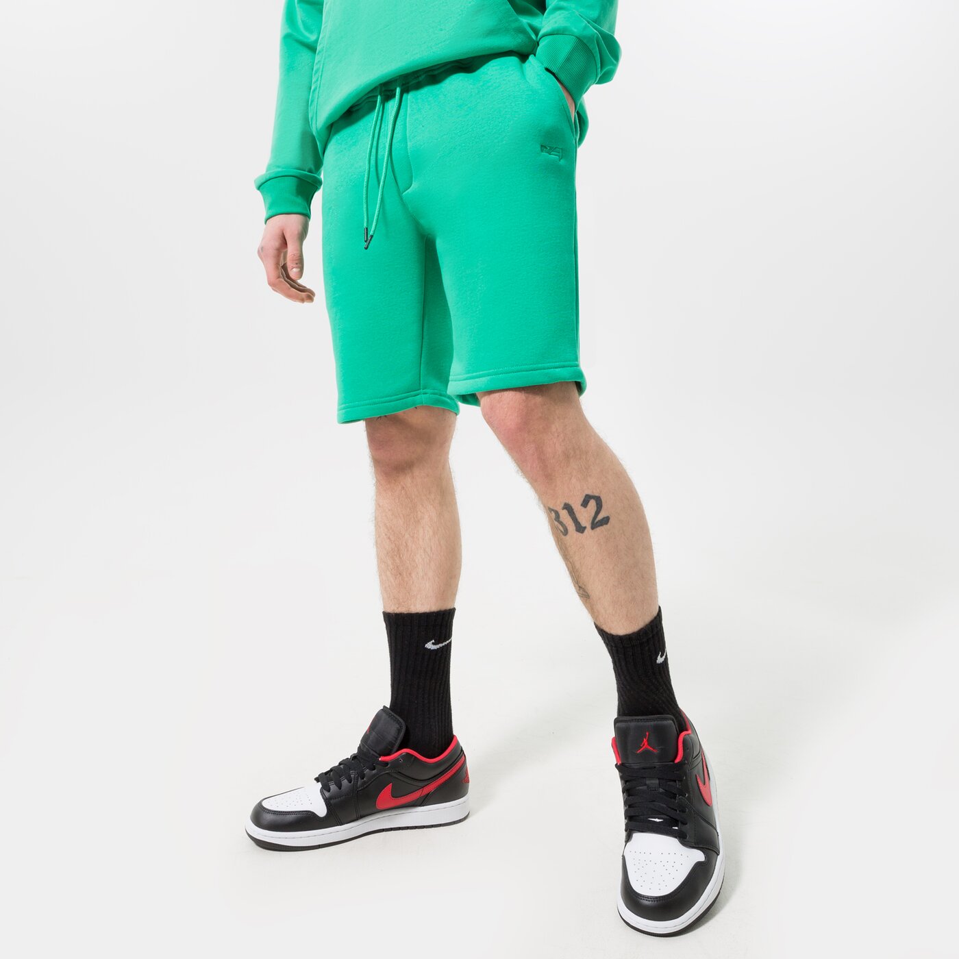 CONFRONT SHORTS ESSENTIAL GREEN Grün