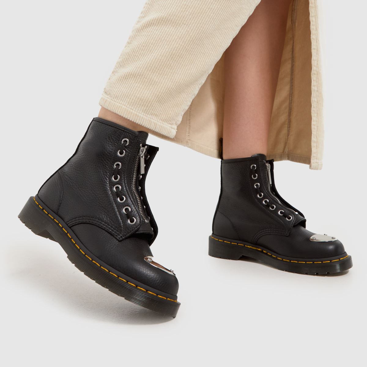 Dr Martens – 1460 – Svarta stövlar med metalldetaljer