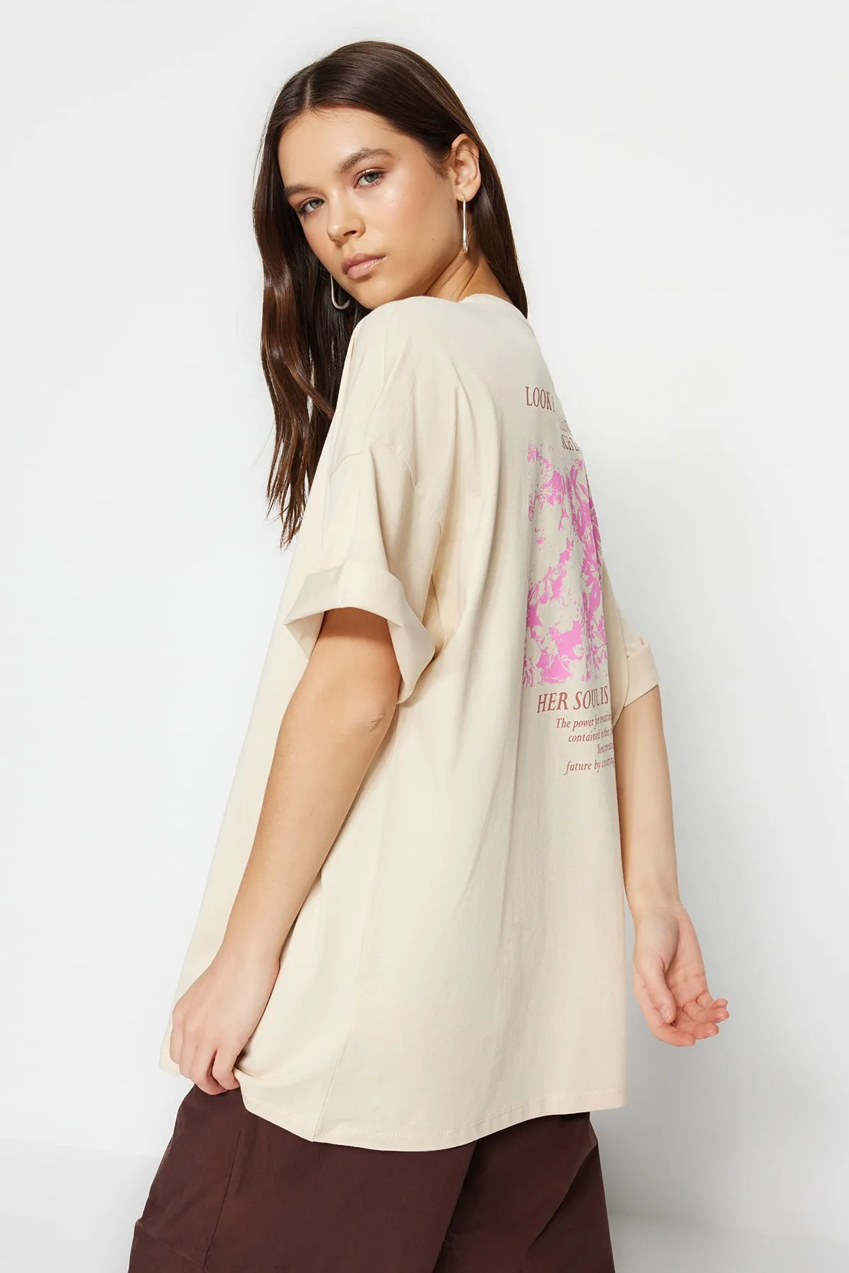 Trendyol Collection  Premium-Strick-T-Shirt aus 100 % Baumwolle mit bedruckter Vorder- und Rückseite in Übergröße/weitem Muster TWOSS23TS00269