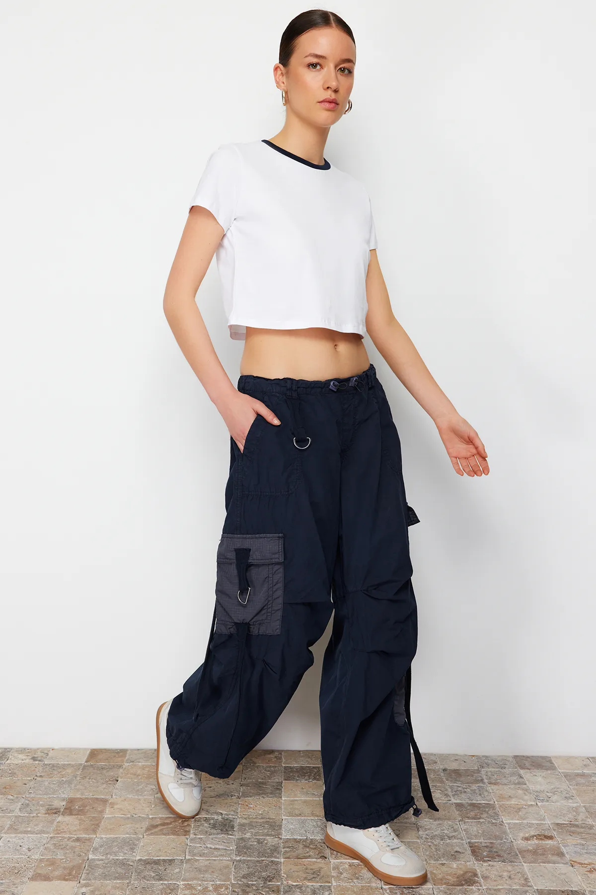 Trendyol Collection  Marineblaue Cargo-Taschen-Jogging-Jeans mit normaler Taille TWOAW24JE00216