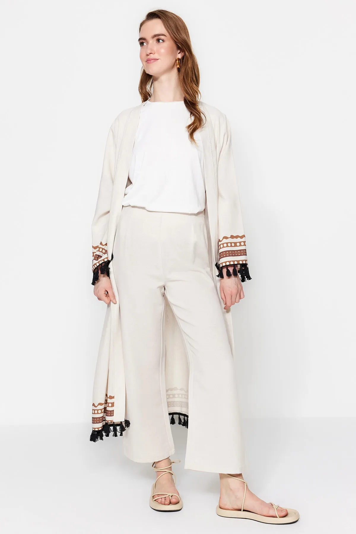 Trendyol Modest  Ecrufarbene, gewebte Hose aus Baumwollmischung mit weitem Bein TCTSS23TP00038