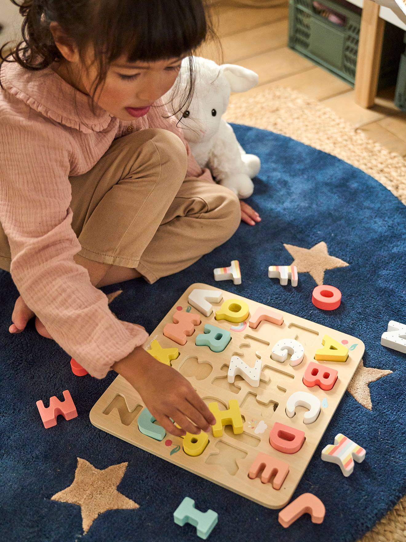 Puzzle lettres à encastrer en bois FSC® rose clair uni avec decor