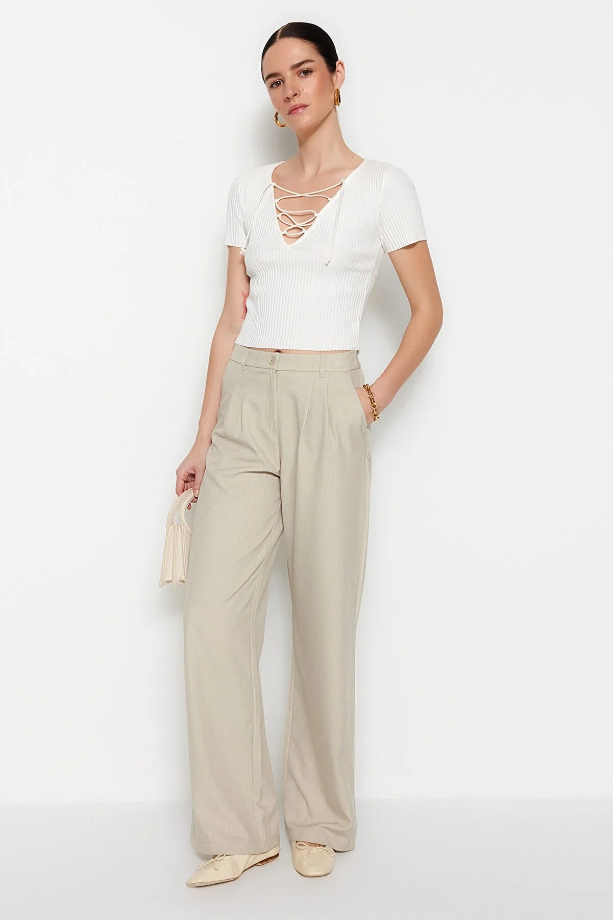 Trendyol Collection  Bundfaltenhose mit weitem Bein in Nerzfarbe - TWOAW22PL0475
