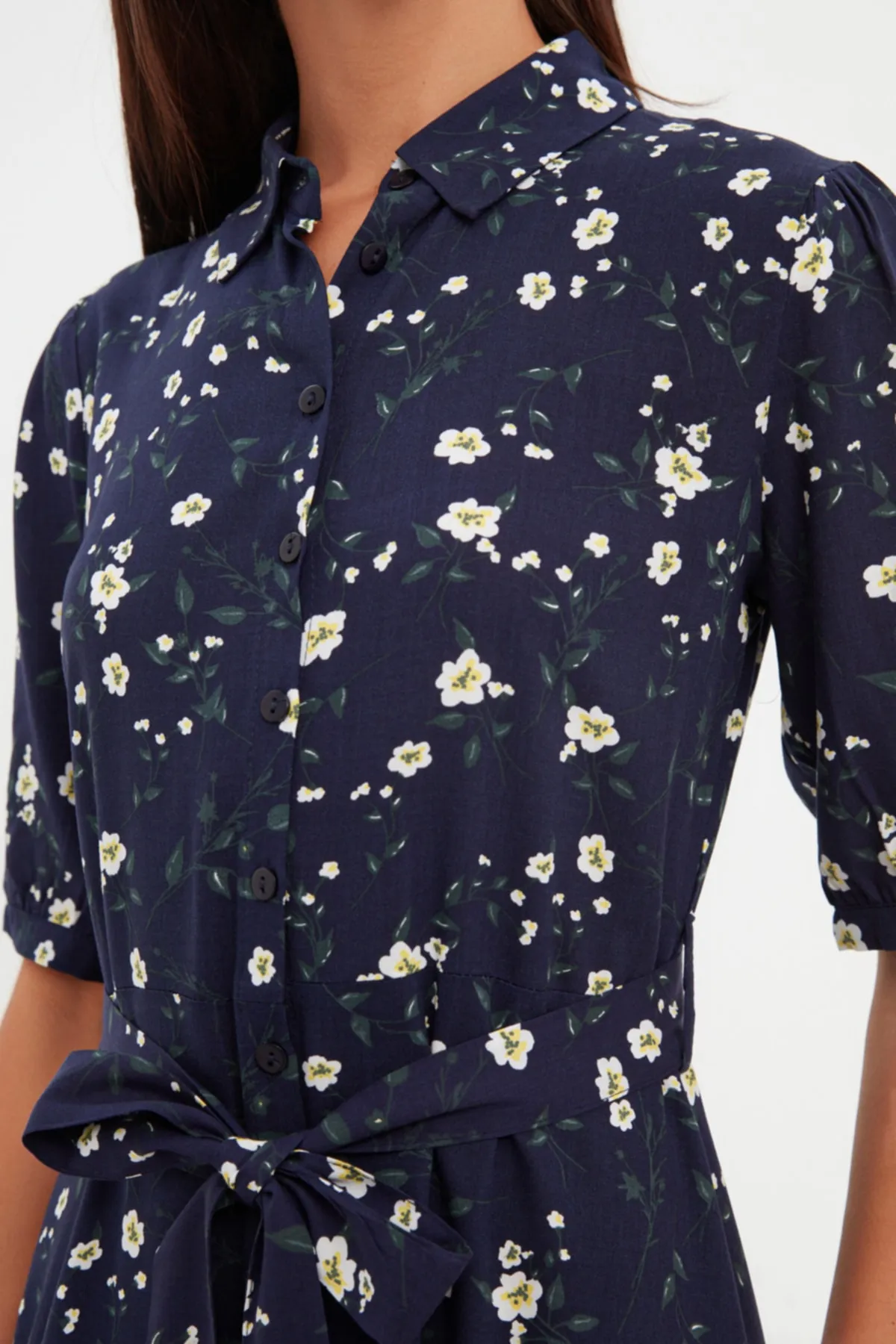 Trendyol Collection  Marineblaues, gewebtes Midi-Hemdkleid aus Viskose mit Blumendruck und Gürtel TWOSS20EL1559