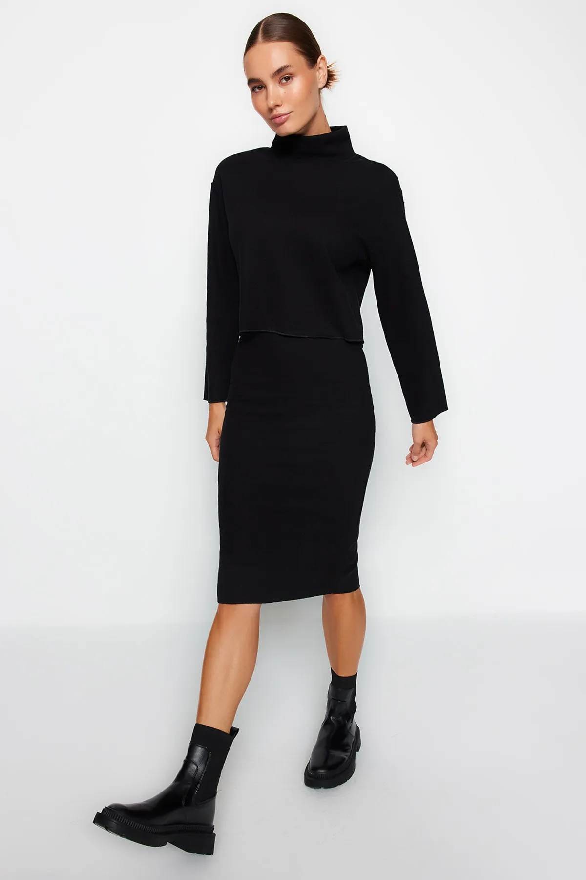 Trendyol Collection  Schwarzer Strick-Midirock im Thessaloniki-Stil mit normaler Taille und Strickoptik TWOAW24ET00030