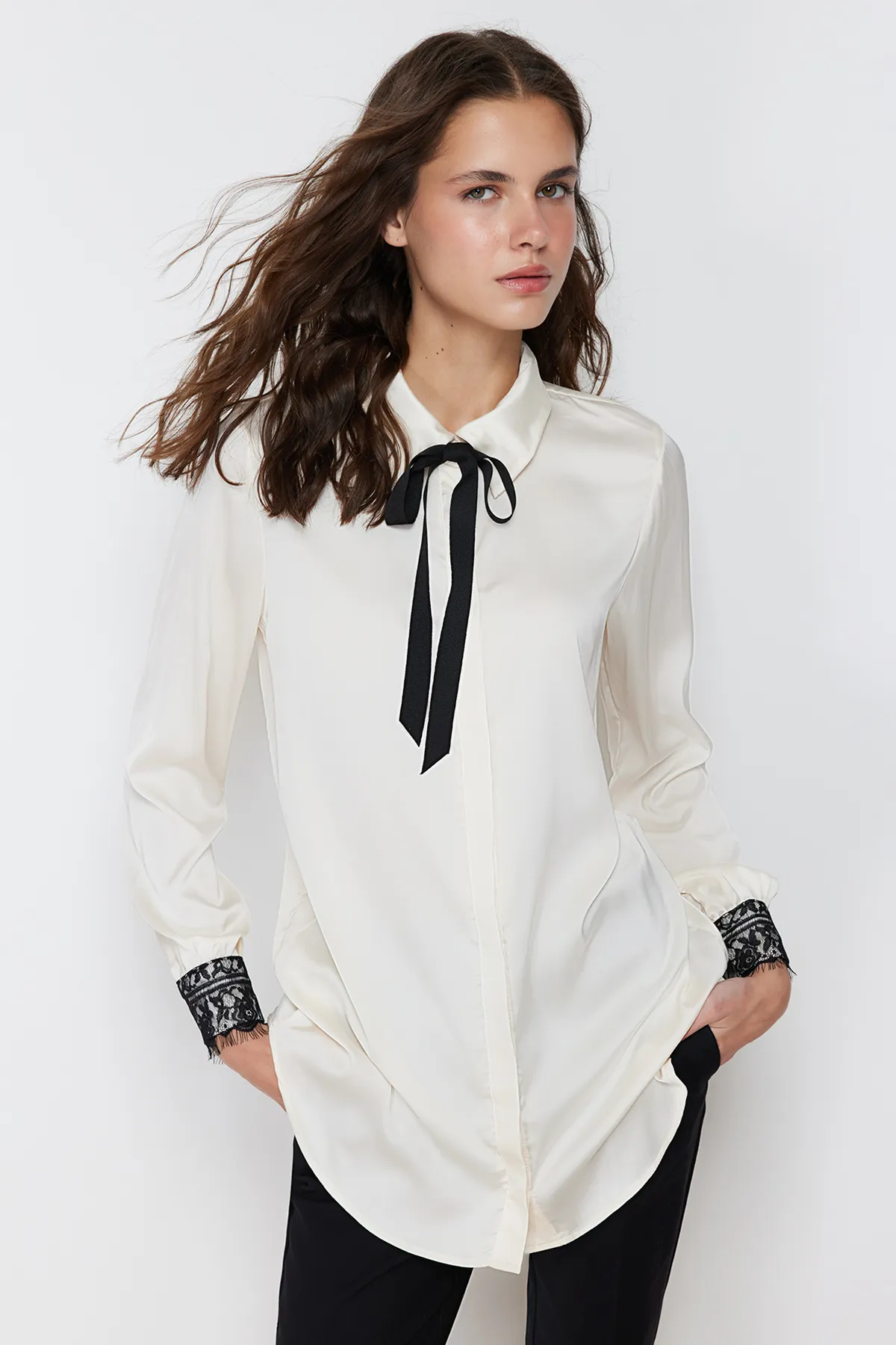 Trendyol Modest  Steinfarbenes, mit Spitzendetails verziertes Satin-Gewebehemd TCTSS24TG00024