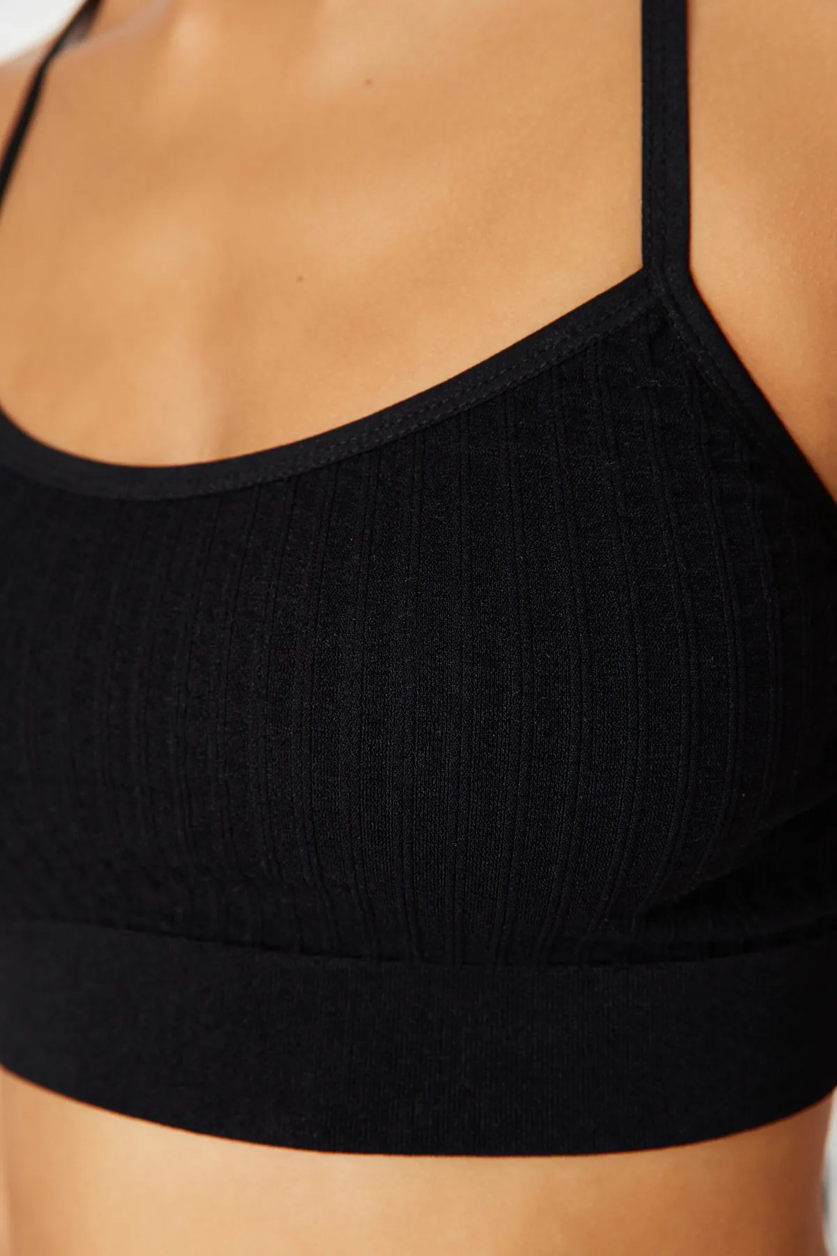Trendyol Collection  Schwarzer nahtloser/nahtloser, leichter, unterstützter/styling-gestrickter Sport-BH mit String-Trägern auf der Rückseite TWOSS22SS0008
