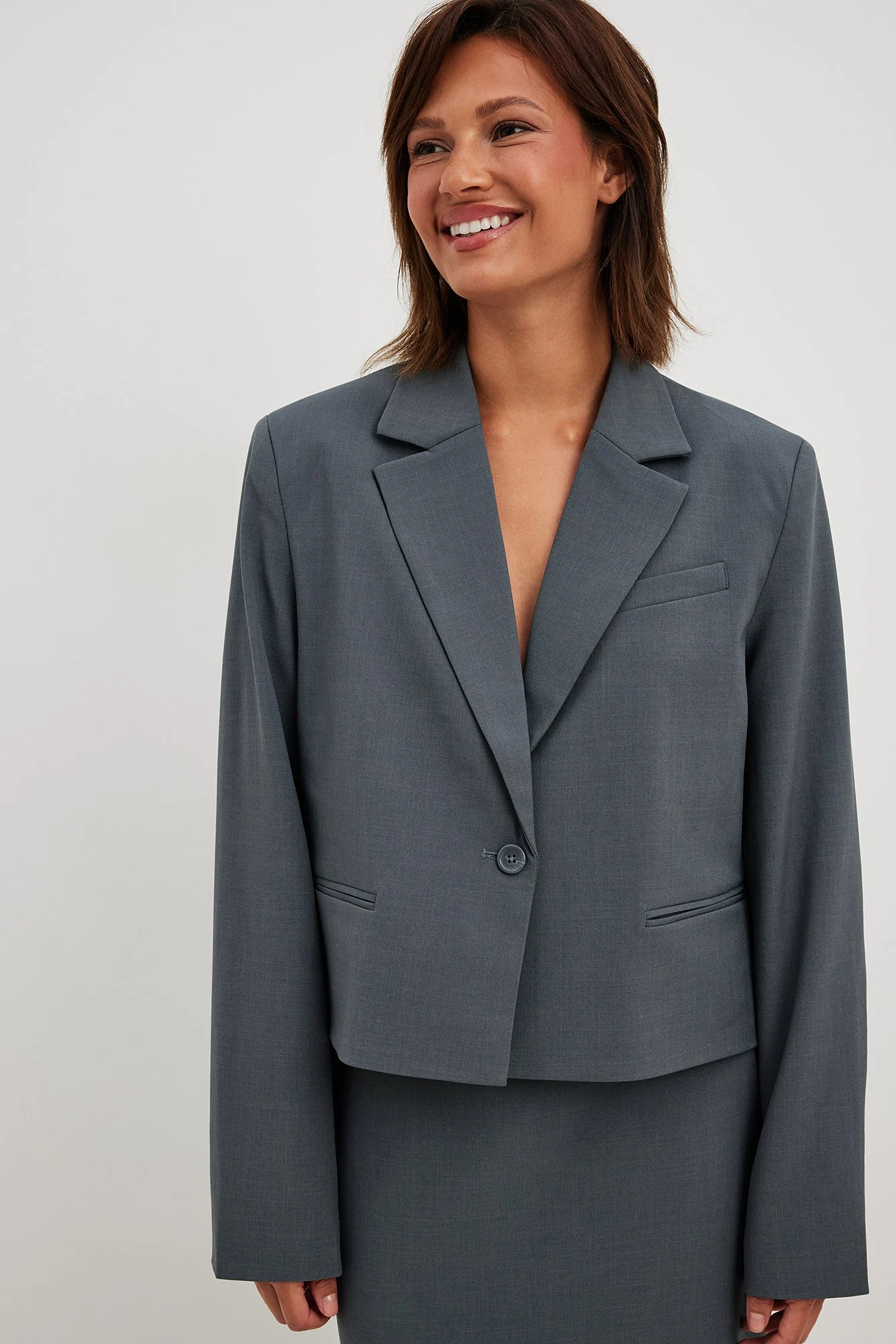 Kurzer taillierter Blazer mit geradem Schnitt