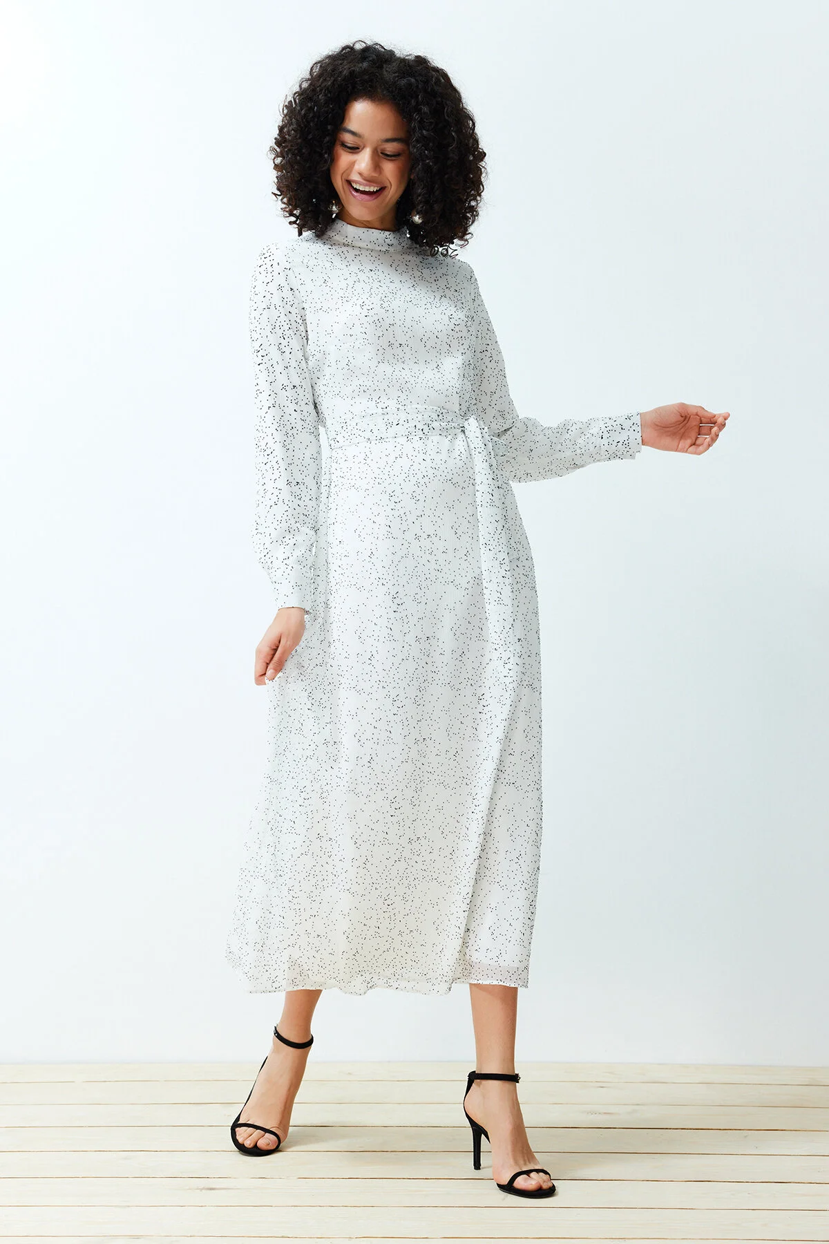 Trendyol Modest  Weißes, strukturiertes, hochwertiges, mit Polka Dots gefüttertes Webkleid TCTSS24EB00141