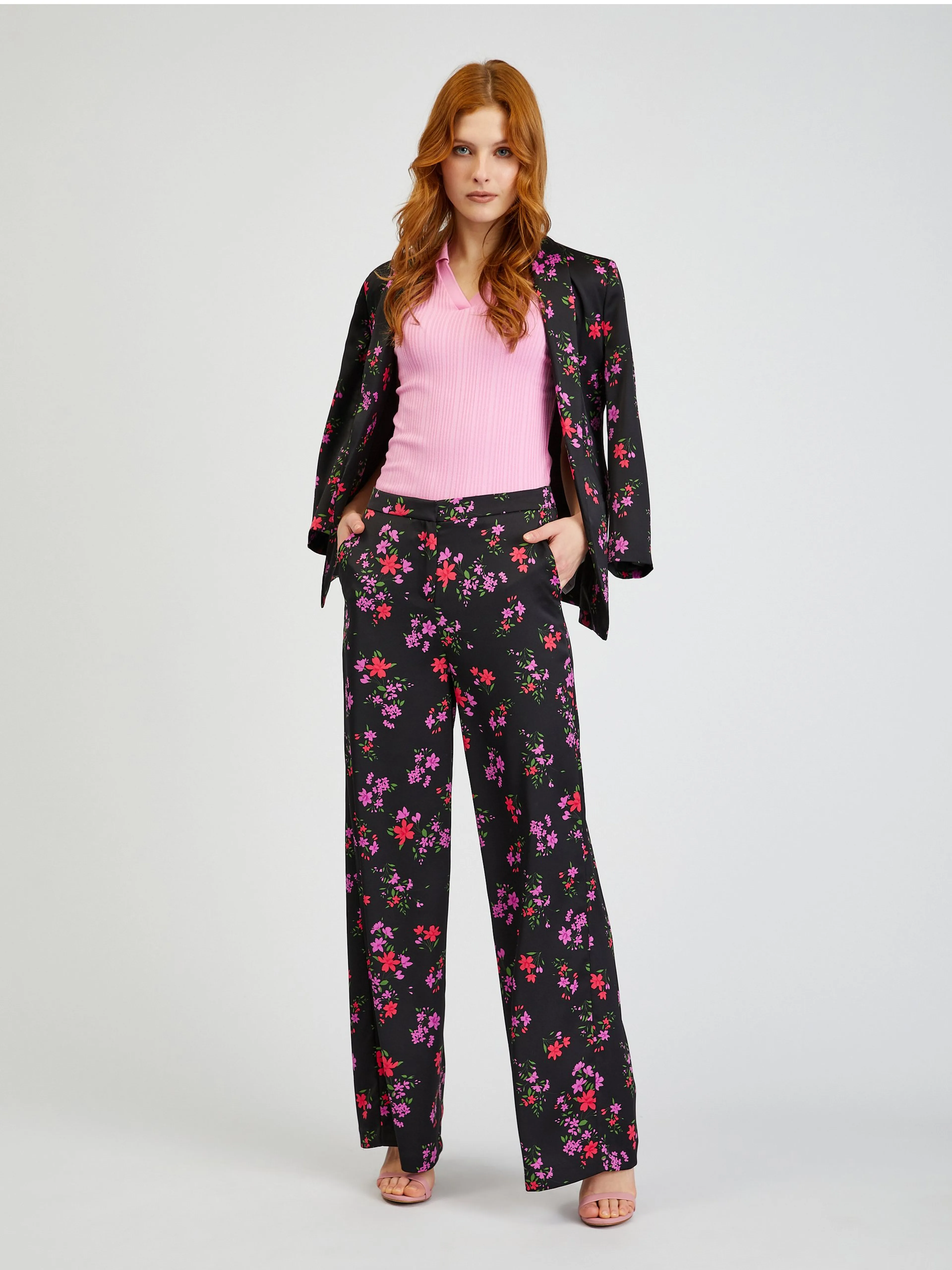 Schwarze Damenhose mit weitem Bein und Blumenmuster ORSAY