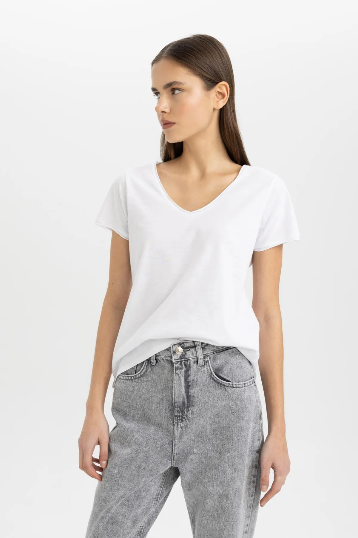 DeFacto  Kurzarm-T-Shirt mit V-Ausschnitt und normaler Passform K1507AZ24SM