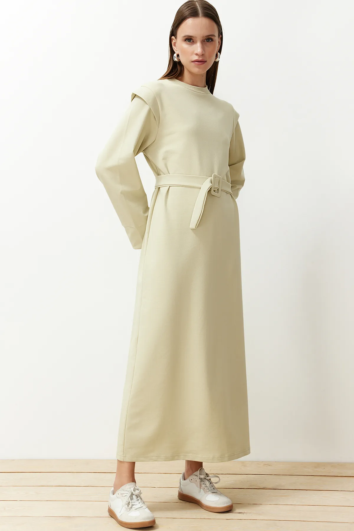 Trendyol Modest  Hellkhakifarbenes Strickkleid mit Gürtel und Schulterdetail TCTSS24EB00120